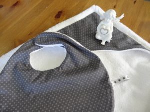 Sortie de bain et bavoir, tissu éponge blanc et tissu odonata