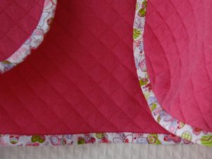 gilet rose bordé de biais 