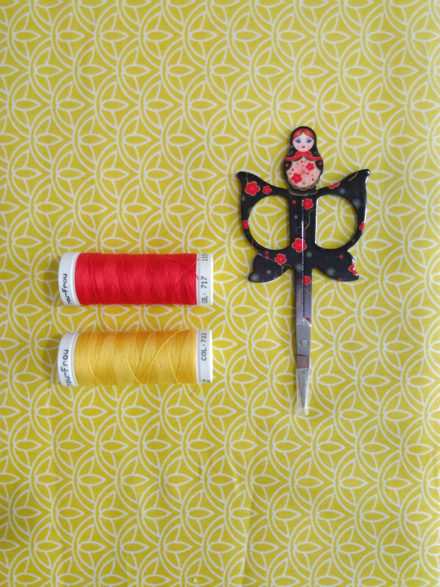 Popeline de coton Oeko tex Stenzo et fil froufrou