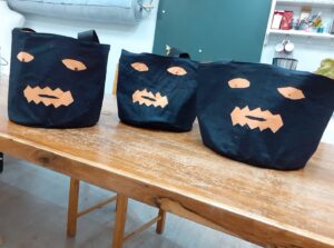 Sacs à bonbons halloween en atelier enfants