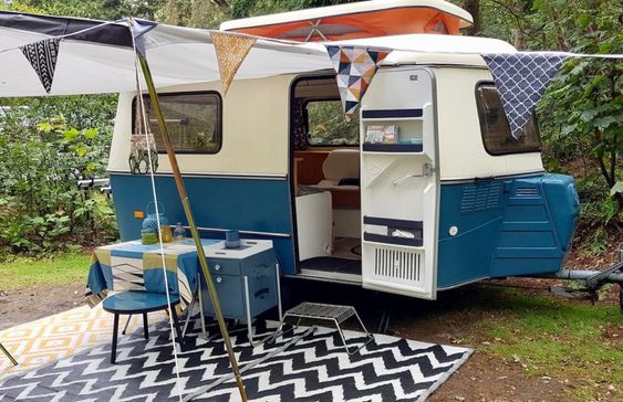 Caravane Eriba vintage bleue