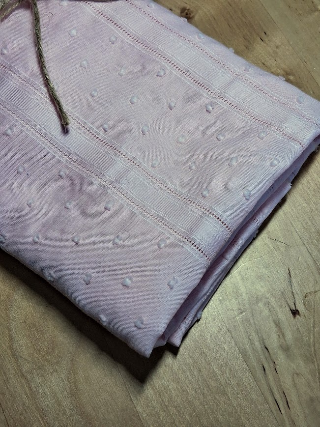 Coupon tissu broderie anglaise et plumetis rose poudré -2- La Boutik Creative