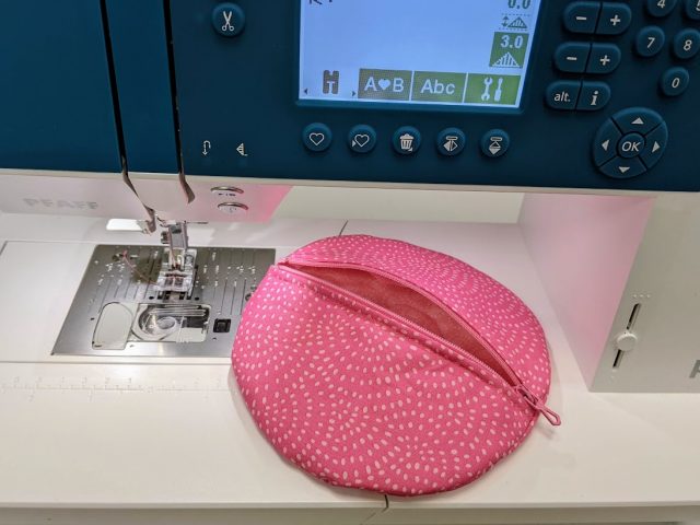 La pochette ronde -41- tuto couture La Boutik Creative de Rives