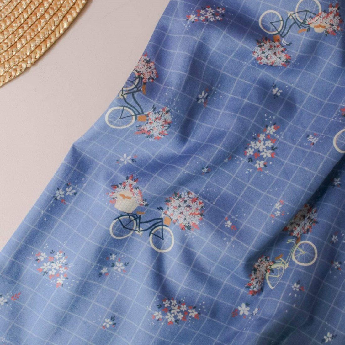 satin de coton imprimé bicyclette bleu -1- Tissu Lise Tailor -La Boutik Creative de Rives